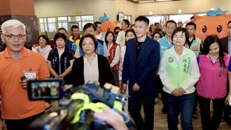 尬！王惠美遞件爭取場館　李洋不收回6字