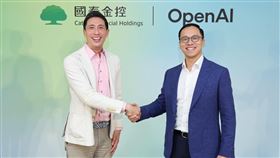 國泰金控宣布與OpenAI啟動策略合作，成為OpenAI在台灣首家達成此規模的金融業策略合作夥伴，打造企業級AI工作站，全方位提升集團營運效率。左為國泰金控科技長姚旭杰，右為 OpenAI國際業務主管謝家豪（Oliver Jay）。（圖／國泰金）