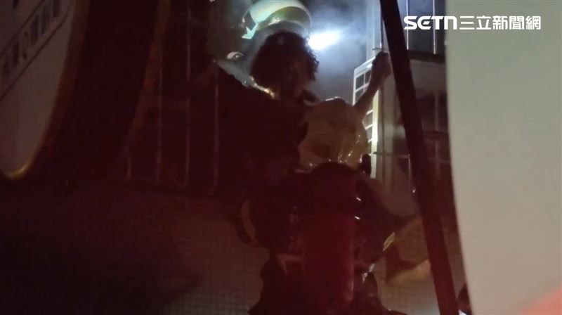 一樓堆滿雜物和塑膠籃,加上樓梯在建築內最深處,要突破重圍,恐怕錯失黃金救援時間,改架梯上樓。(圖/翻攝畫面)