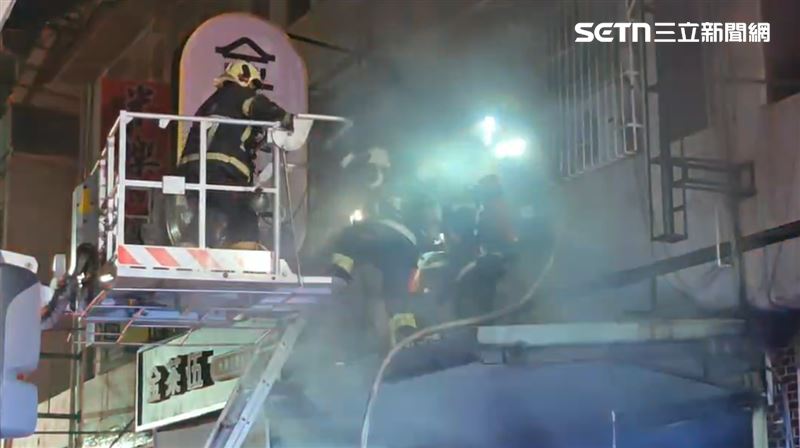 水果攤婦人與鄰居關係處得好,大家聽聞意外上前關心。(圖/翻攝畫面)