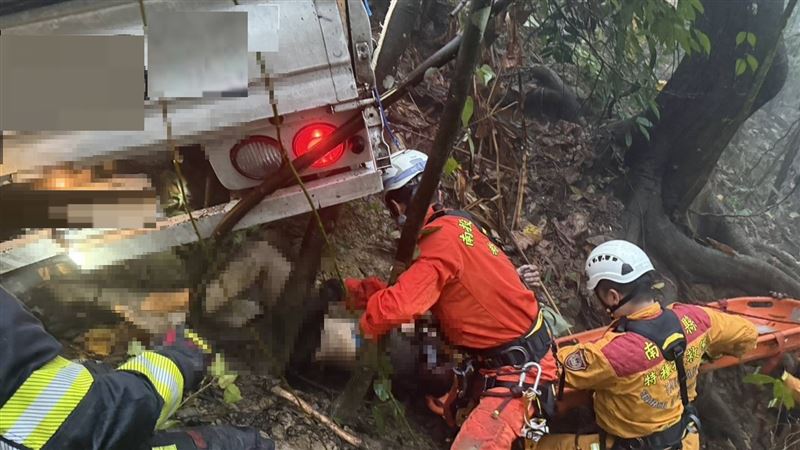 車墜50米邊坡釀1死1傷慘劇…害兄弟隔陰陽