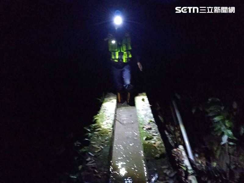 警消展開大規模搜索，於昨（7）日深夜在距離其座車約600公尺處的溪溝發現劉男。（圖／翻攝畫面）