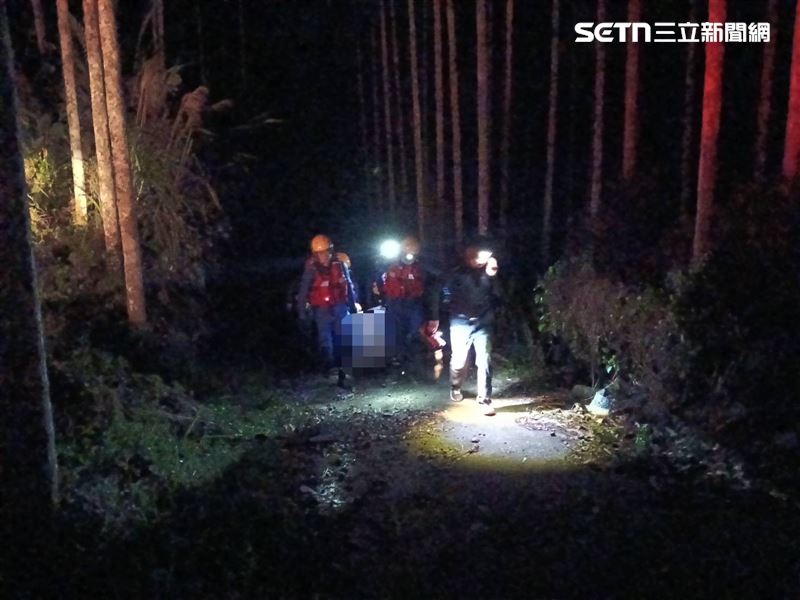 消防人員隨即著水域救援裝備將遺體搬運上岸，將由檢警進一步釐清死因。（圖／翻攝畫面）