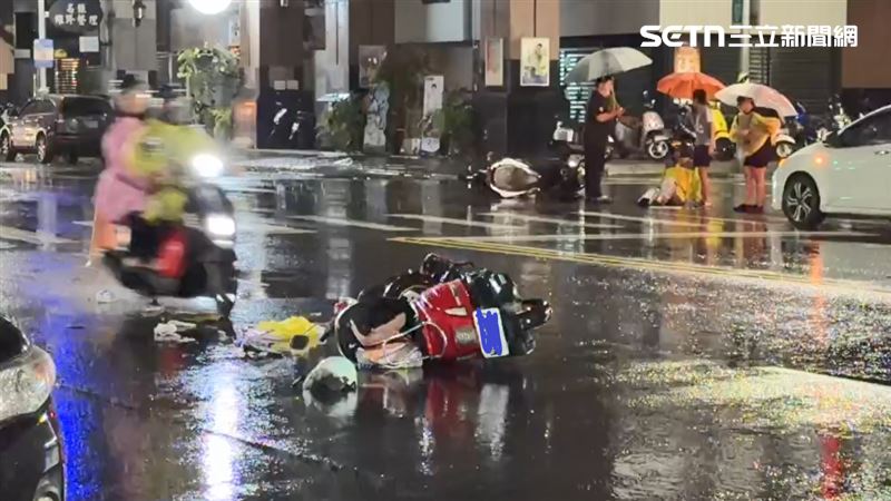 先前車禍尚未處理完畢,又有一對男女雙載撞上釀成二次車禍。(圖/翻攝畫面)