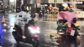 高雄,高雄市,事故,騎士,機車,女子,三角錐,車禍,追撞,二次車禍。（圖／翻攝畫面）