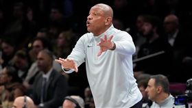 密爾瓦基公鹿隊總教練瑞佛斯（Doc Rivers）在對籃網的賽前採訪中，釋出退休訊號。（圖／美聯社／達志影像）