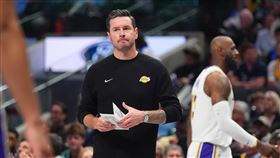 洛杉磯湖人隊總教練雷迪克（JJ Redick）日前公開指責達拉斯獨行俠醫療團隊在為湖人後衛里夫斯（Austin Reaves）進行核磁共振檢查時發生嚴重失誤，聲稱對方「掃描了錯誤的區域」。（圖／美聯社／達志影像）