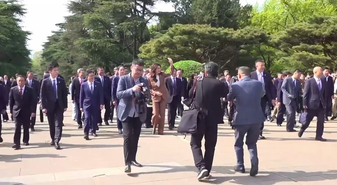 鄭麗文赴中山陵謁陵受到中國人歡迎,她也揮手致意(圖/翻攝畫面)