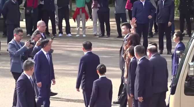 鄭麗文赴中山陵謁陵受到中國人歡迎,她也揮手致意(圖/翻攝畫面)