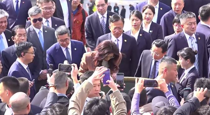鄭麗文赴中山陵謁陵看到銅鼎好讚嘆,還說太酷了(圖/翻攝畫面)