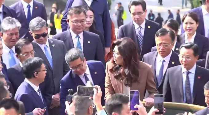 鄭麗文赴中山陵謁陵看到銅鼎好讚嘆,還說太酷了(圖/翻攝畫面)