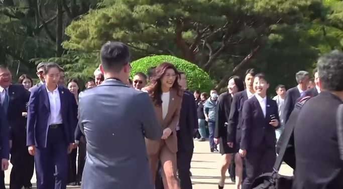 鄭麗文赴中山陵謁陵(圖/翻攝畫面)