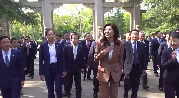 鄭麗文赴中山陵謁陵,讚嘆種植的雪松(圖/翻攝畫面)