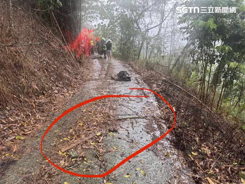 警方搜救後進行現場勘驗,當時山上下雨,疑因閃避路面樹枝,車輛失控翻落至未設護欄的邊坡樹林。(圖/翻攝畫面)