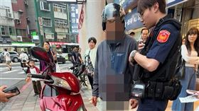 天母的宋江餡餅店門口發生秋田犬咬死紅貴賓事件。（圖／翻攝俞女臉書）