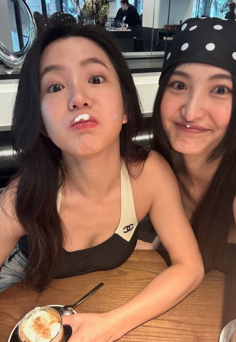 郭書瑤(左)上半身的穿搭效果,低胸剪裁讓整體視覺更顯突出,也成為網友討論焦點。(圖/翻攝自郭書瑤IG)