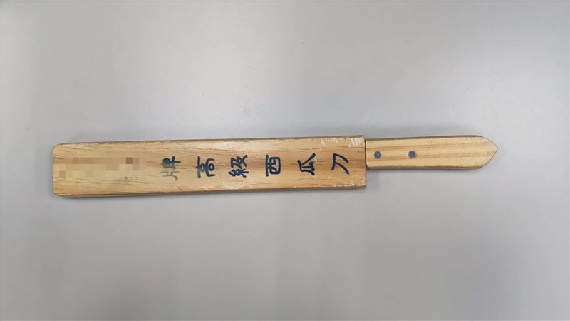 笨賊亮刀搶小黃 卻遭司機反鎖車內遭警逮