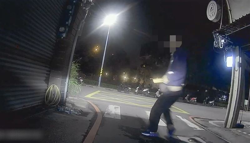 劉男拿著西瓜刀逃逸。(圖/翻攝畫面)