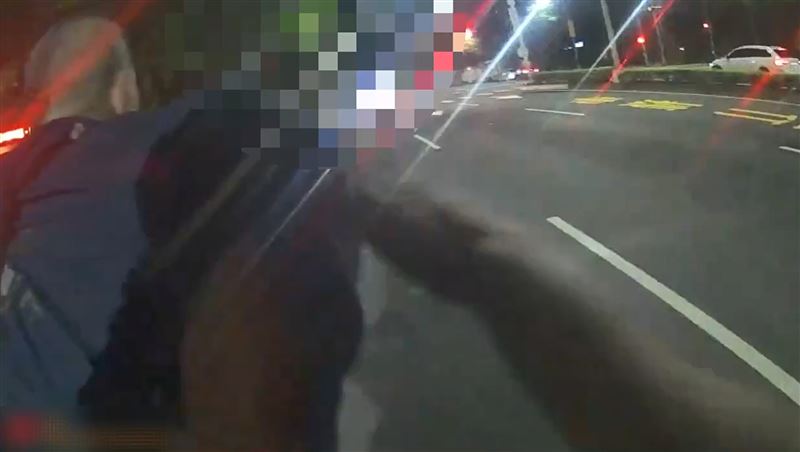 劉男被警方逮捕。(圖/翻攝畫面)