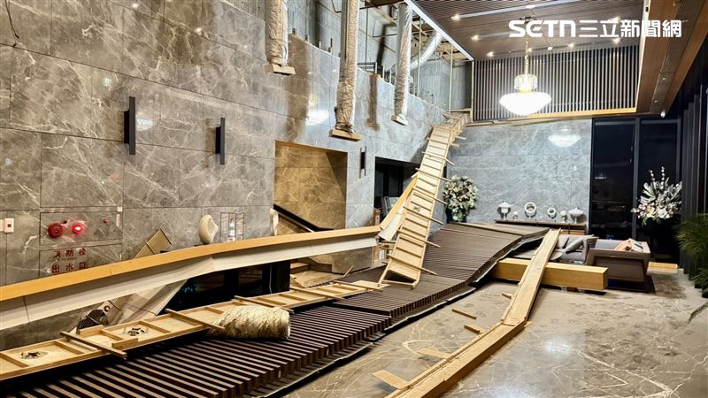 新建案…天花板整排坍塌！保全逃死吐1句