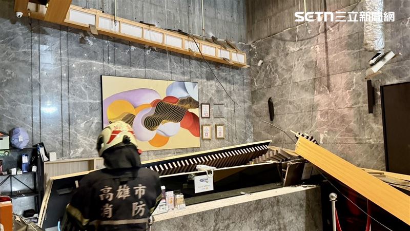 整排裝潢應聲坍塌重砸櫃檯，躲在下面的保全經歷一場浩劫。（圖／翻攝畫面）