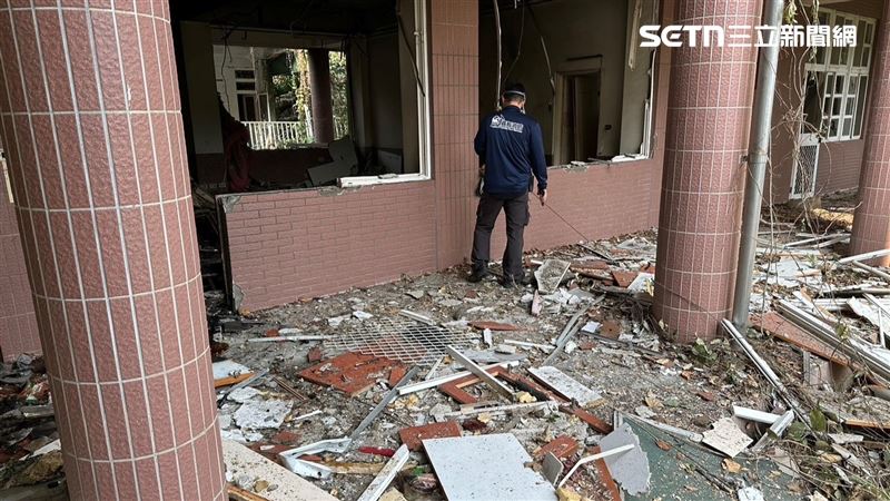 畫面曝!2學生炸校園被押…現場滿目瘡痍