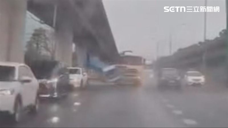 國一東湖段6車連環撞 貨車鬼切畫面曝光