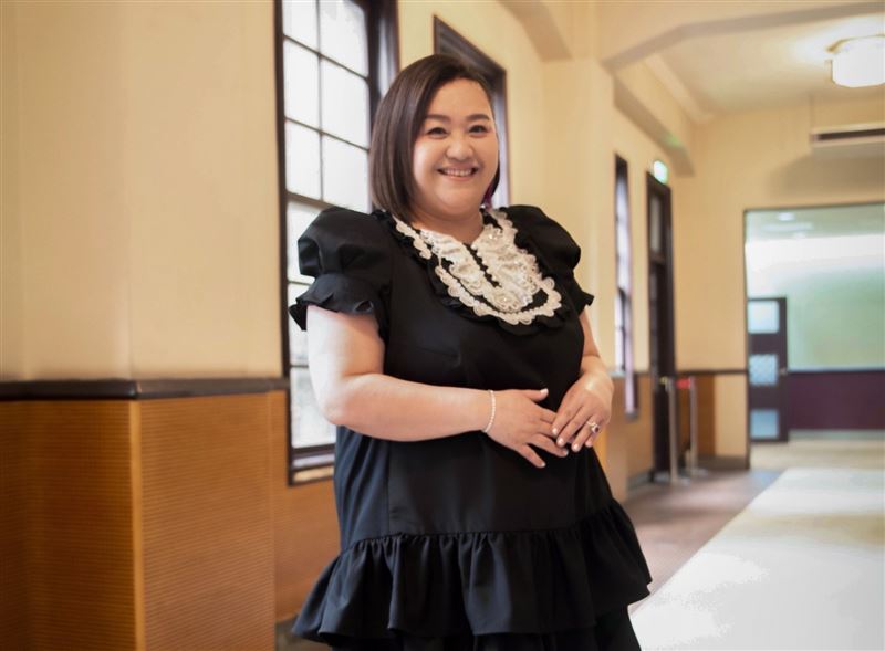 「國民婆婆」鍾欣凌此次加入《英雄所賤略同》，即將展現溫暖又具爆發力的表演魅力。（圖／英雄會文創提供）