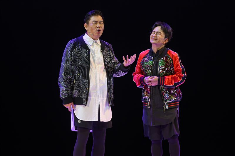 曾國城（左）和唐從聖在《會演是英雄》舞台上展現高度即興張力。（圖／英雄會文創提供）