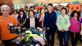 李洋7日到彰化和美出席運動中心啟用典禮，王惠美乘機遞交文件爭取經費，但李洋沒有收下，僅表示「預算沒有通過」。（圖／翻攝自陳素月臉書）