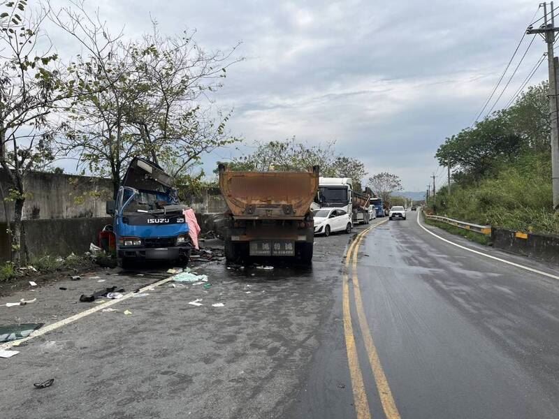 林男失控逆向衝撞對向車道，當場撞死小貨車駕駛楊男。（圖／翻攝畫面）