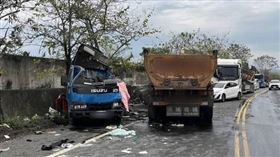 南投竹山恐怖車禍！小貨車遭夾擊「4大車撞成團」駕駛受困無心跳（圖／翻攝畫面）