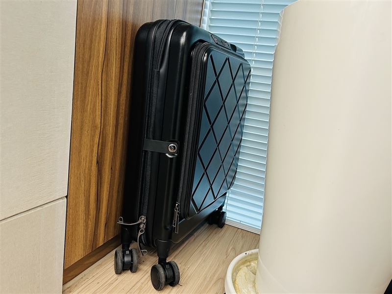 可摺疊收納的BIGGER 20吋前開蓋摺疊箱，486團購祭77折優惠，加贈磁吸式快充。（圖／品牌業者提供）