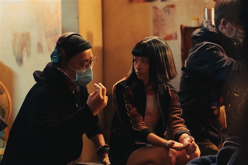 《乩身》今（8）日釋出演員華麗擺拍照與幕後照片。（圖／Netflix提供）