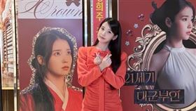 IU一襲亮眼的紅色迷你連身短裙展現完美比例。（圖／翻攝自IG @iu_edamofficial）