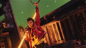 《乩身》今（8）日釋出演員華麗擺拍照與幕後照片。（圖／Netflix提供）