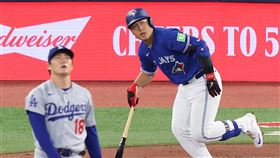 山本由伸被岡本和真敲出二壘安打。（圖／美聯社／達志影像）