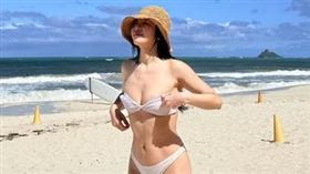 頌樂PO出一系列比基尼辣照，展現健康美。（圖／翻攝自IG @solarkeem）