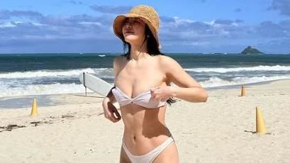 頌樂曬比基尼辣照 粉絲羞問:眼睛該看哪