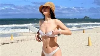 頌樂曬比基尼辣照　粉絲羞問：眼睛該看哪