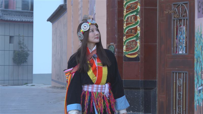林莎身穿雲南當地服裝。(圖／中視提供)