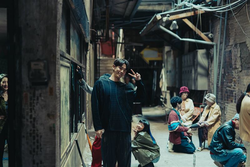 《乩身》今（8）日釋出演員幕後照片。（圖／Netflix提供）