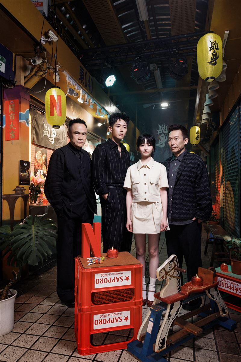 （左起）陳以文、柯震東、陳妍霏、郭子乾華麗擺拍照。（圖／Netflix提供）