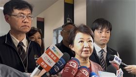 台中狼教練案　盧秀燕：希望司法重判台中某國小棒球隊教練涉及對多名孩童強制性交、強制猥褻。台中市長盧秀燕（前右）8日接受媒體聯訪，她表示，希望司法重判，還孩子公道。中央社記者趙麗妍攝 115年4月8日