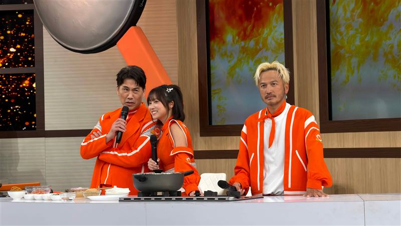 KID（右）聽早產兒家庭故事淚灑攝影棚。 (圖／麥卡貝網路電視提供)