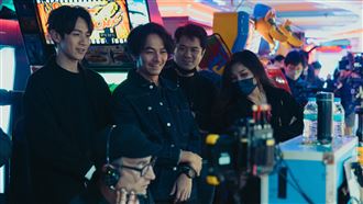 《乩身》今（8）日釋出演員華麗擺拍照與幕後照片。（圖／Netflix提供）