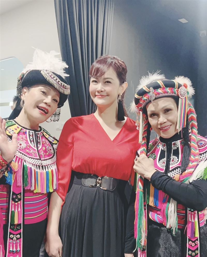 陳艾美（右）與藝起發光師母陳維齡（中）。（圖／藝起發光、蒙福教會提供）