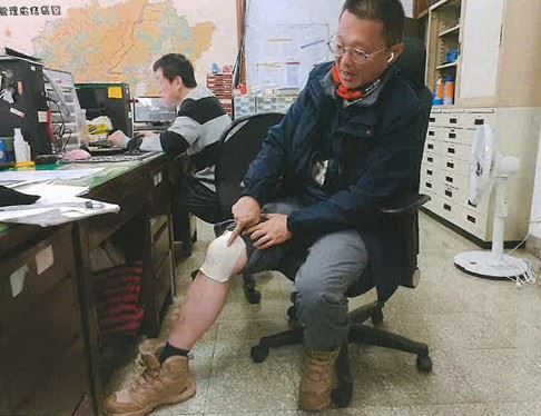 山老鼠拒捕竟開車加速逃逸衝撞員警，員警負傷追捕，將3名嫌犯一網打盡。(圖／翻攝畫面)