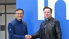 英特爾執行長陳立武7日興奮曬出與馬斯克的合照，宣布加入對方的Terafab計畫。（圖／翻攝自LinkedIN @Intel）