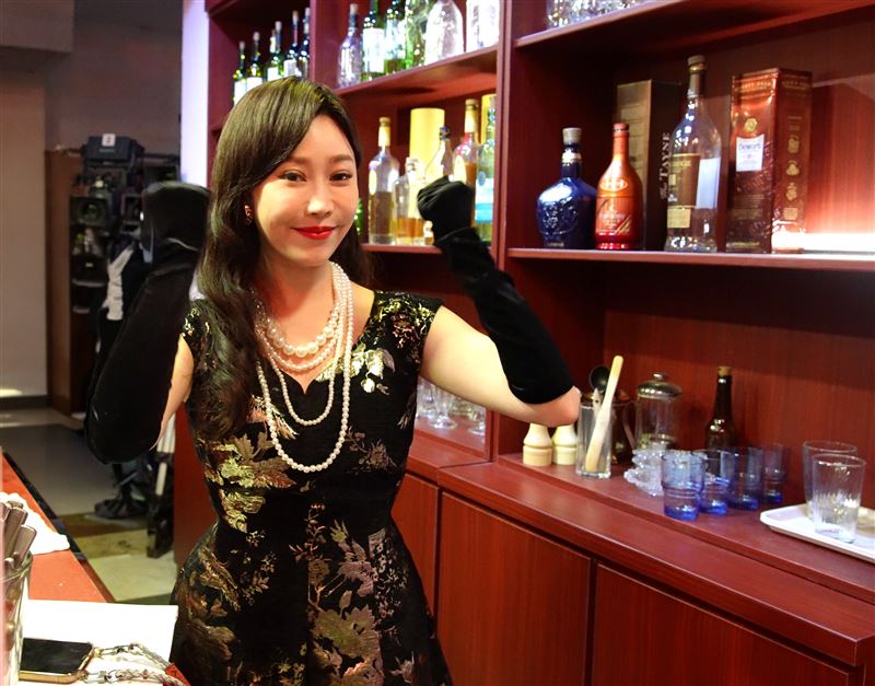 黃露瑤戴上手套調酒讓拍戲難度更上層樓。（圖／台視提供）